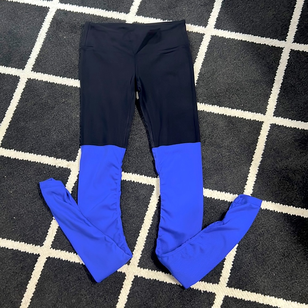Like new ALO leggings, size Small.
